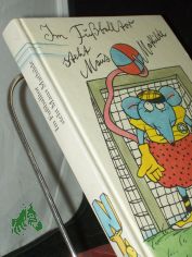 Im Fussballtor steht Maus Mathilde